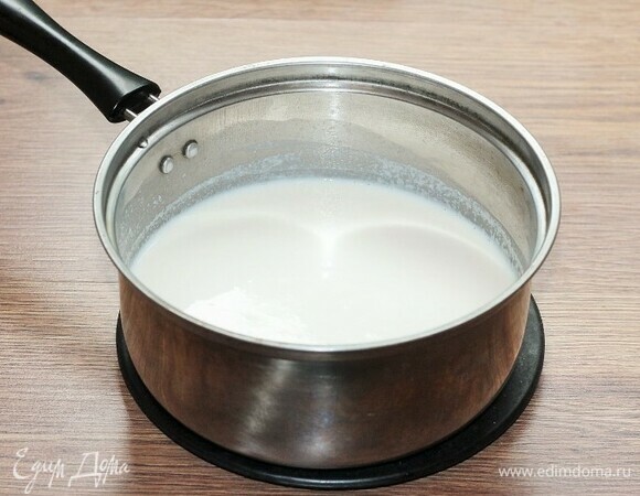 Промыть рис в проточной воде. В кастрюлю влить 0,5 л молока и поставить на огонь. Когда молоко вскипит, выложить в кастрюлю рис и перемешать. Добавить щепотку соли. Варить пудинг около 10–15 минут, не забывая перемешивать. А когда молоко будет выкипать, долить в кастрюлю свежего.