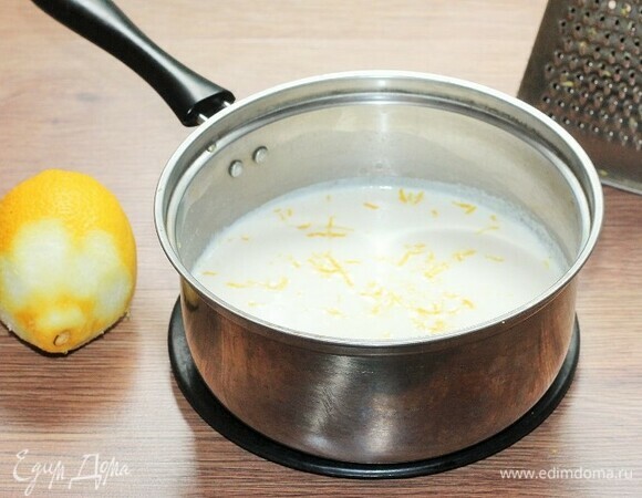 Снять с лимона цедру и добавить в пудинг.