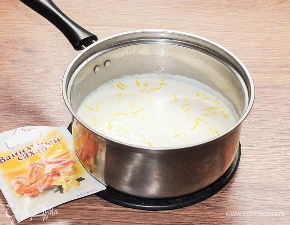 Насыпать в кастрюлю сахарный песок и ванильный сахар. Варить пудинг до готовности риса, не забывая периодически перемешивать. Чтобы пудинг был нежнее и однороднее, его можно пробить блендером.