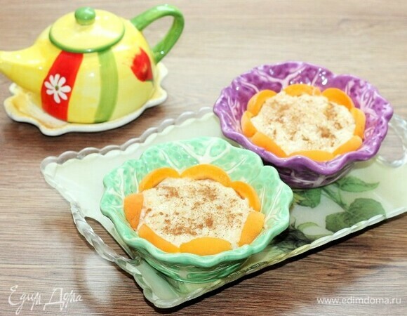 Готовый пудинг разложить по креманкам или небольшим вазочкам, посыпать корицей и дать время остыть, затем охладить в холодильнике.