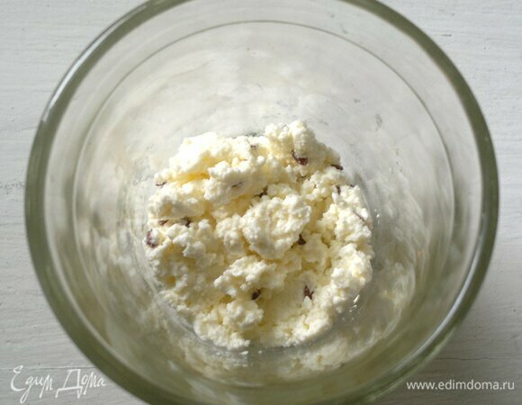 В стакан положить часть творога, примерно 1/6.
