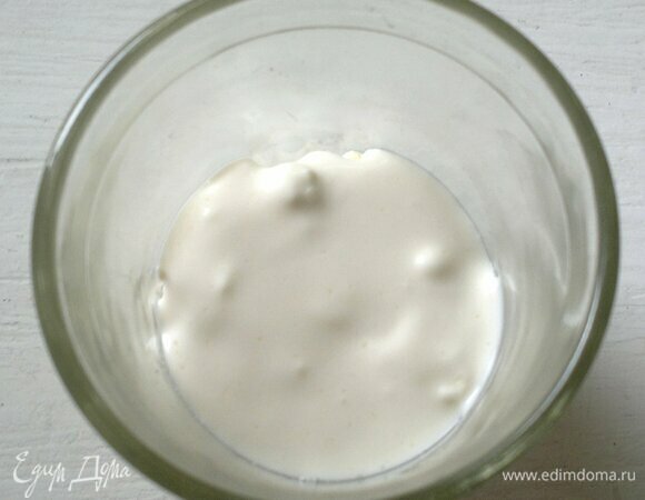 Положить слой сметанного крема.
