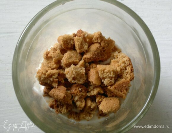 Положить слой раскрошенного печенья.
