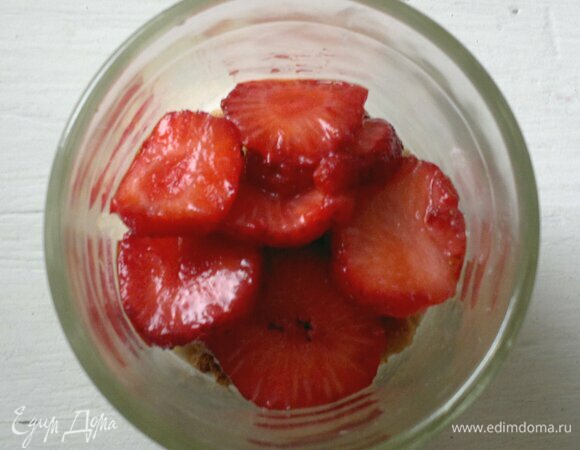 Положить слой нарезанной клубники. Далее слои повторить, кроме клубничного. На печенье выложить 1 ч. л. сметанного крема.
