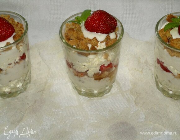 Заполнить трайфлом два других стакана. Украсить десерт целой клубникой и листиками мелиссы. Можно поставить блюдо в холодильник для охлаждения или есть сразу.