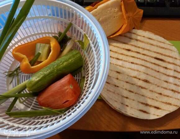 Подготовим ингредиенты. Овощи и зелень помыть и обсушить.