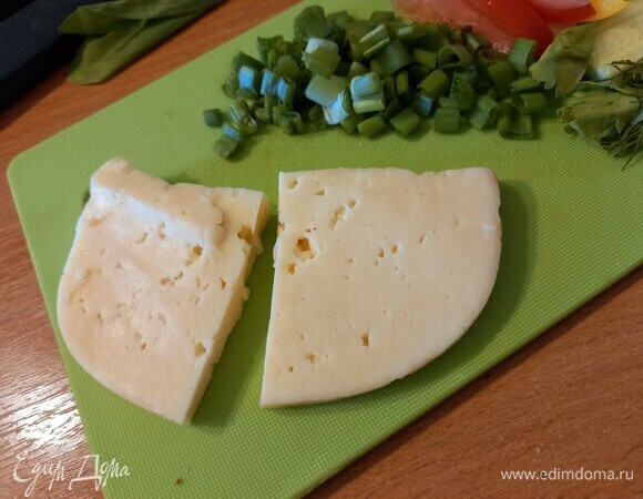 Сыр нарезаем порционно. Подойдет любой сыр твердых сортов.