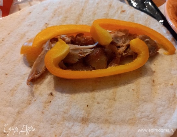 К курице выкладываем сладкий перец. Стараемся распределить каждый вид начинки по всей длине.