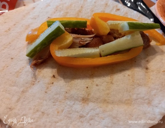 Добавляем нарезанные брусками огурцы.