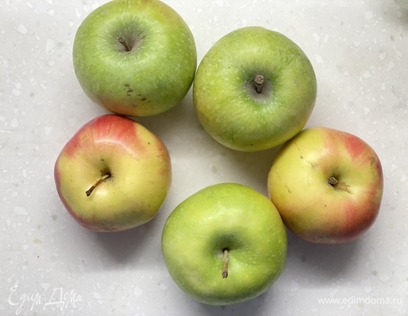 Яблоки очистить и нарезать на кубики. Лучше использовать яблоки разных сортов. Так вкуснее.