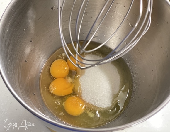 Яйца смешать с сахаром и взбить миксером до пышной белой массы.