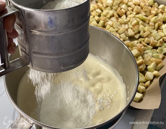 Просеять в яичную массу сухие ингредиенты в два приема, аккуратно смешать лопаткой.