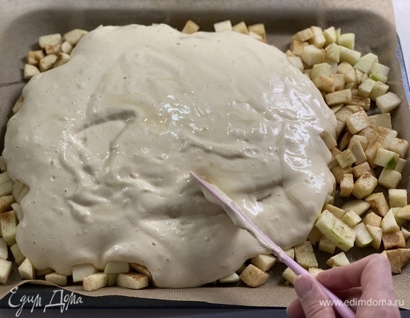 Выложить тесто поверх яблок. Разровнять. Выпекать при 180°C до готовности. Пробы на сухую палочку.