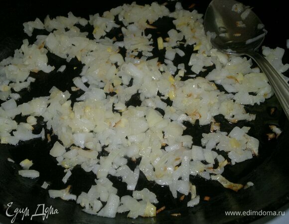 Лук очистить, мелко нарезать. В сковороде разогреть половину растительного масла, обжарить на нем лук до легкого румянца.