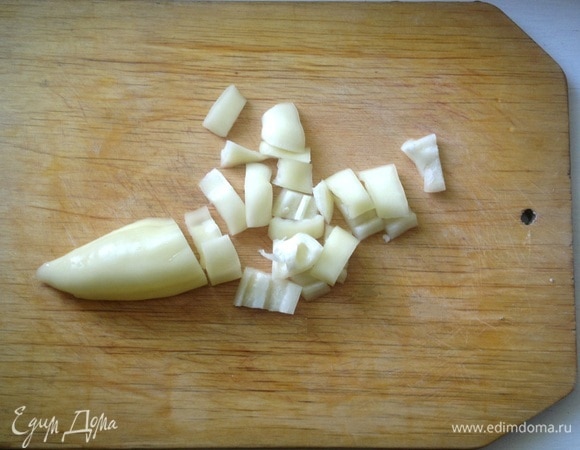 Сладкий перец помыть, обсушить, очистить от семян. Перец нарезать небольшими кусочками.