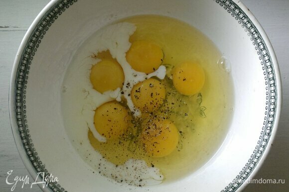 В миску разбить яйца. Добавить молоко, соль, перец.