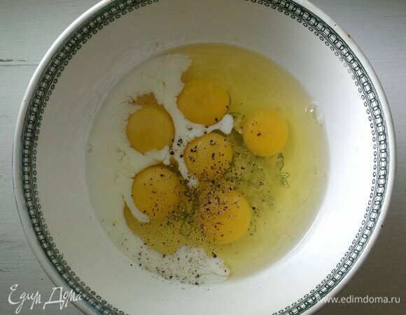 В миску разбить яйца. Добавить молоко, соль, перец.