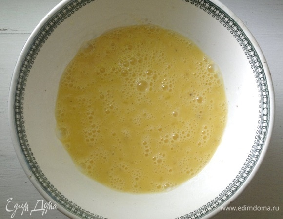Взбить яйца венчиком.