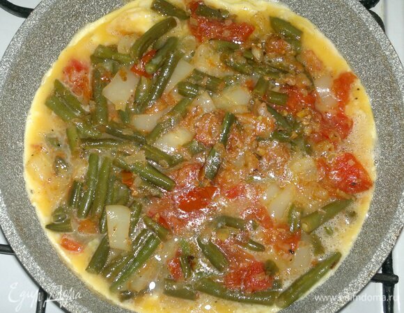 Выложить в сковороду на омлет овощи с другой сковороды.