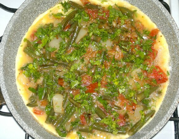 Зелень петрушки и укропа вымыть, обсушить, мелко нарезать. Посыпать омлет зеленью.