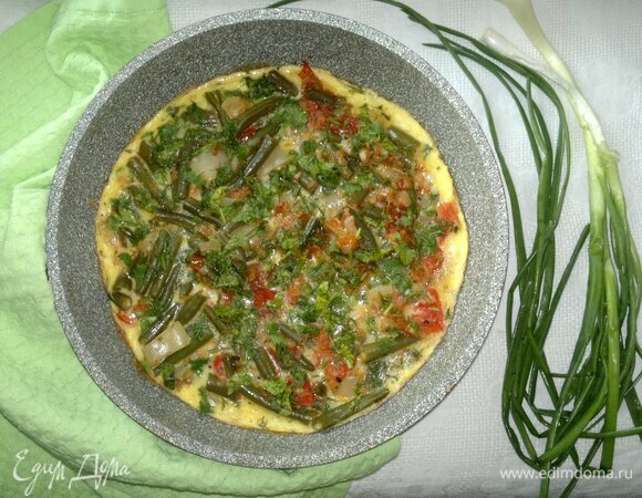 Омлет с помидорами и стручковой фасолью готов.