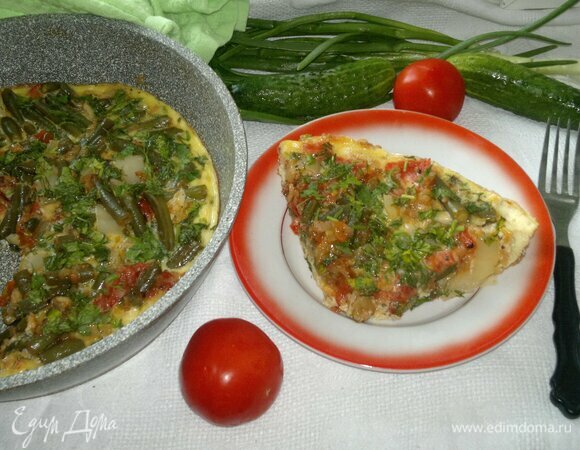 Подать омлет на завтрак вместе со свежими овощами, зеленью.