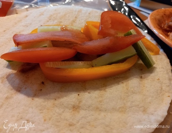 Добавляем томаты без сердцевины.