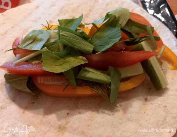 Добавляем нарезанные петрушку и укроп, черемшу рвем руками вместе с ножками, в них — самый яркий вкус.