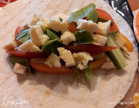 Также руками ломаем сыр на небольшие кусочки, укладываем сверху.