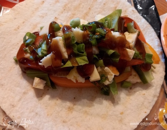 Посыпаем нарезанным зеленым луком и поливаем соусом терияки.