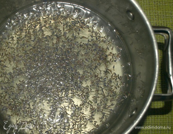 Заливаем кипяченой водой (вода должна быть горячей) и оставляем на 1 час. Идеально оставить на сутки в холодильнике.