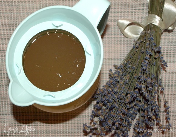 Процеживаем настой через марлю. Добавляем газированную воду и свежевыжатый сок двух лимонов. Лучше корректировать сок лимона на свой вкус. Лавандовый лимонад готов!