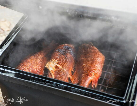 На дно коптильни в один слой уложите чуть влажную щепу. Окуней разместите на решетке, сохранив между ними небольшое расстояние. <span>Коптите рыбу 30–35 минут при температуре 100–110°С. </span>