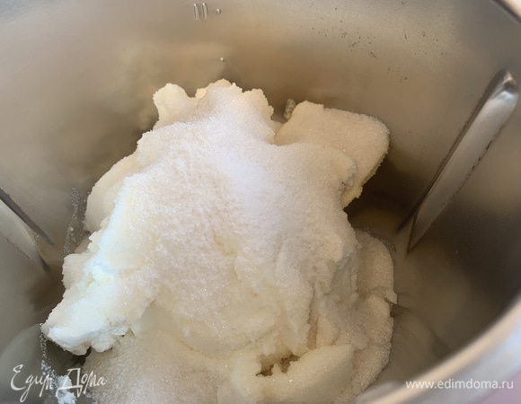 Размягченное сливочное масло соедините с сыром, яйцами, сахаром, ванилином и взбейте до пышной массы.