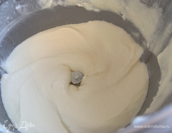 Продолжая взбивать, добавьте муку и разрыхлитель, замесите мягкое тесто, похожее на крем.
