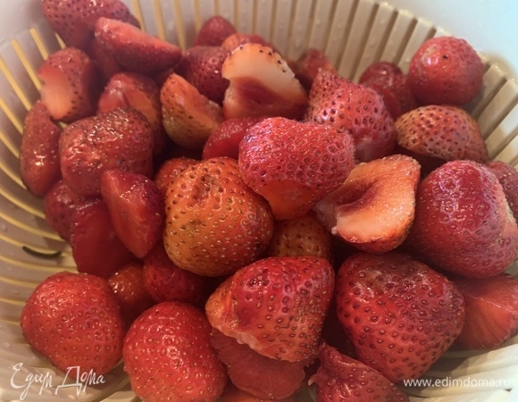 Переберите и помойте клубнику, слишком большую разрежьте пополам.