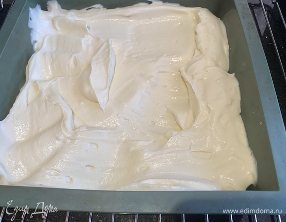 Выложите тесто в форму для запекания.