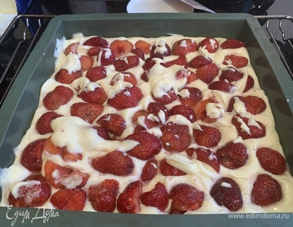 Сверху по всей площади поместите клубнику, аккуратно вдавливая ее. Выпекайте пирог в предварительно нагретой до 180°C духовке в течение 40 минут.