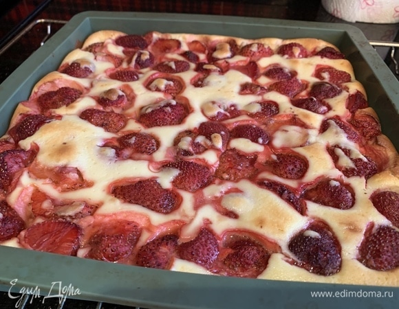 Не вынимая пирог из формы, остудите его и поставьте в холодильник минимум на два часа, а лучше на ночь.