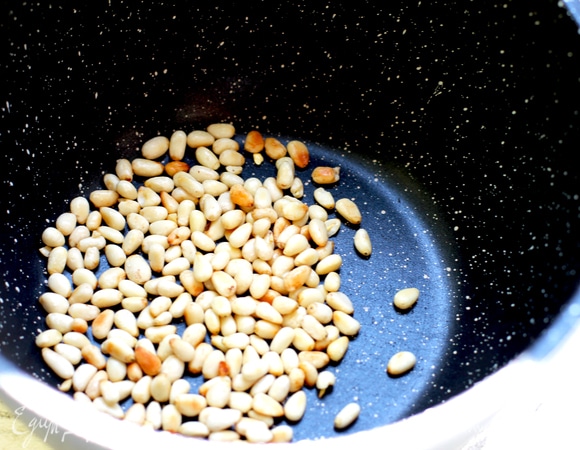 На той же сковороде без масла подсушите кедровые орешки.