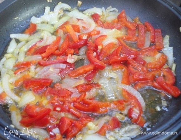 Лук нарезать полукольцами, обжарить до прозрачности, добавить перец, нарезанный полосками, и продолжать жарить, помешивая.