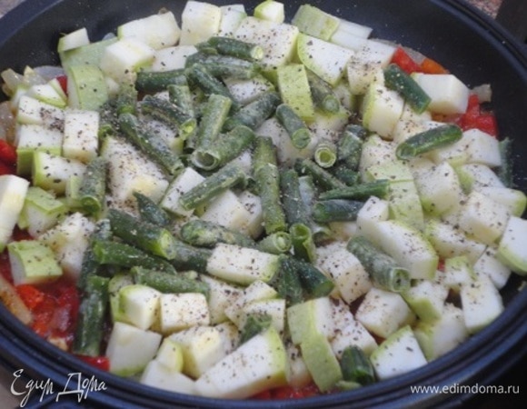Добавить нарезанные на кубики кабачки и фасоль. Посолить, поперчить, перемешать и жарить до готовности.