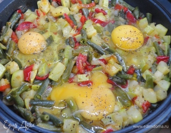 Сделать 3–4 луночки и осторожно разбить туда по одному яйцу. У меня в одном лопнул желток. Яйца немного посолить, поперчить и, если у вас тоже тортильница, закрыть ее. Или, как делала Юлия, поставить в духовку на минуты 3.