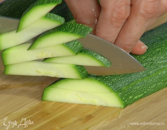 Цукини нарезать небольшими ломтиками.
