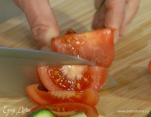 Помидор нарезать дольками.