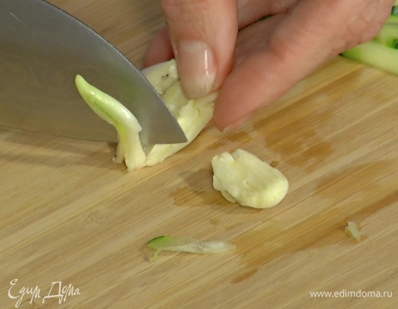 Чеснок почистить, раздавить плоской стороной ножа и удалить сердцевину.