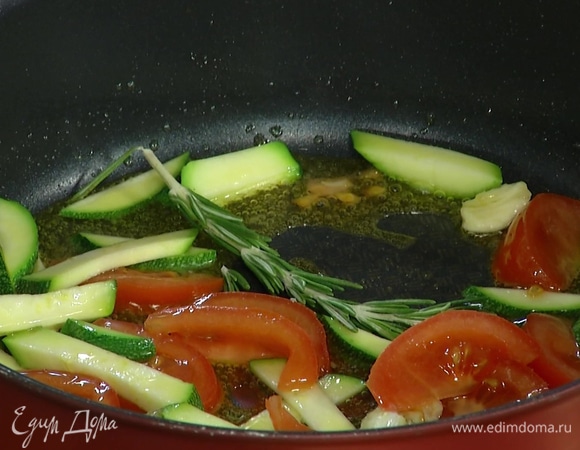 Разогреть в сковороде оливковое масло и слегка обжарить чеснок, затем добавить цукини, помидор и розмарин, посыпать все перцем чили и прогреть.