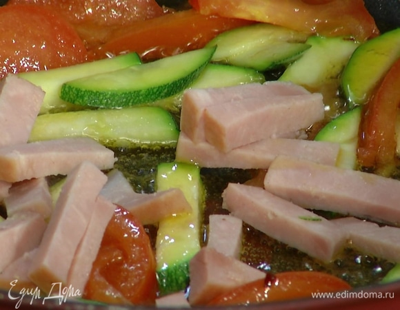 Ветчину нарезать полосками, выложить к овощам, посолить и поперчить, добавить отварные макароны и все обжарить.