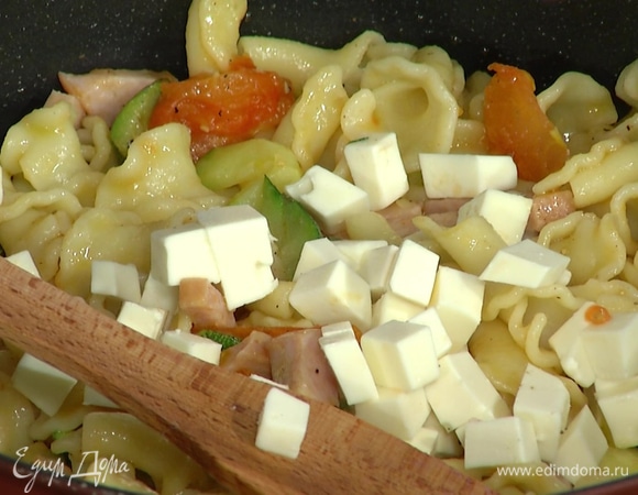 Фету нарезать кубиками, добавить в практически готовое блюдо и все перемешать.