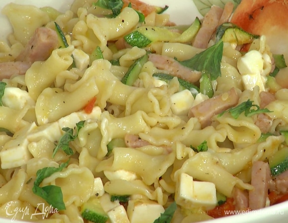 Выложить салат в глубокую тарелку и украсить порванными руками листьями базилика.